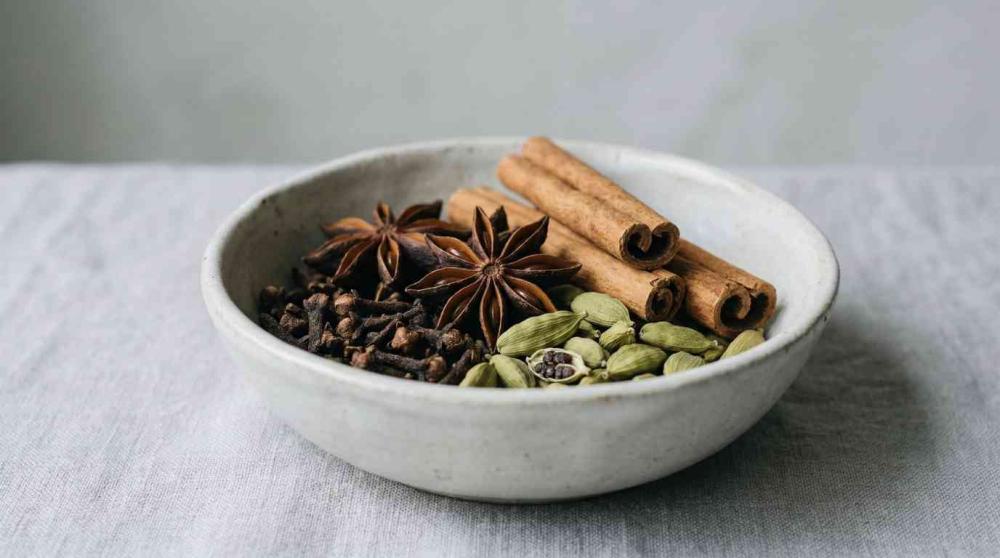 schaaltje met kaneel, kardemom en kruidnagels