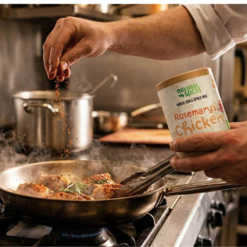 iemand die kruiden over vlees in een bakpan sprinkelt