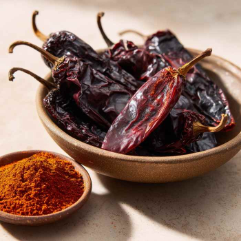 gedroogde chipotle pepers in een schaaltje