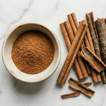 kaneel poeder, stokjes en cassia