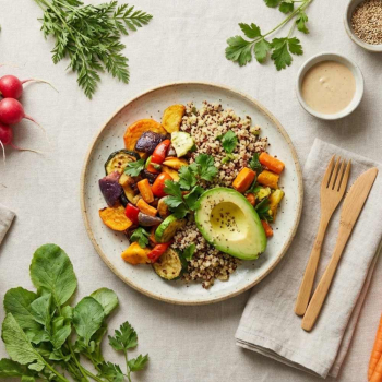 Vegetarische bowl met quinoa, geroosterde groenten en halve avocado op een beige linnen tafel, omringd door verse radijsjes, wortels, kruiden en kleine schaaltjes dressing,