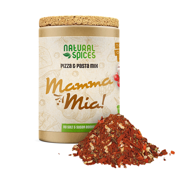 Pot Mamma Mia pizza & pasta kruidenmix van Natural Spices met kurken deksel op witte achtergrond, met een hoopje rode kruidenmix ervoor en de vermelding “no salt & sugar added”.