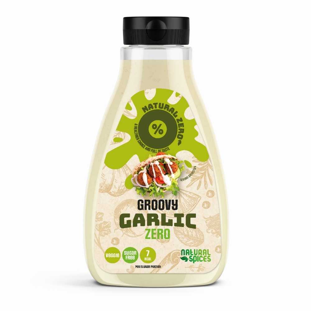 Fles garlic Zero saus van Natural Spices met zwarte dop op witte achtergrond, voorzien van labels “low-calorie”, “sugar free”,  en “7kcal”, geschikt voor een vegetarisch dieet.
