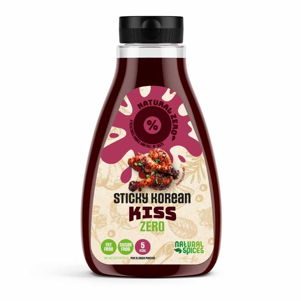 Fles Sticky Korean Kiss van Natural Spices met zwarte dop op witte achtergrond, voorzien van labels “low-calorie”, “fat free” en “5kcal”, geschikt voor een vegan en caloriearm dieet. Fles Sticky Korean Kiss van Natural Spices met zwarte dop op witte achtergrond, voorzien van labels “low-calorie”, “fat free” en “5kcal”, geschikt voor een vegan en caloriearm dieet.