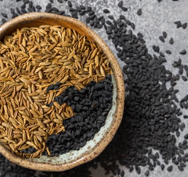 Wat zijn de verschillen tussen komijn en zwarte komijn (nigella zaad)?