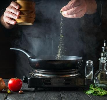 Wanneer voeg je kruiden en specerijen toe in het bereidingsproces? 