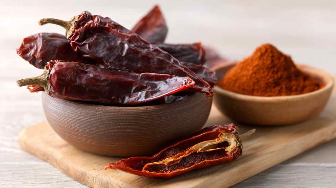 gedroogde chipotle pepers in een schaaltje